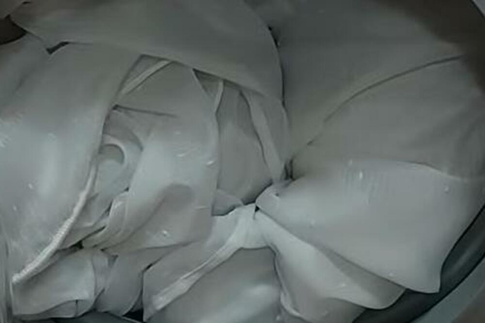 UZ OVE TRIKOVE ZAVESE ĆE BITI BELE KAO KREČ: Samo 2 SASTOJKA u mašini prave ČUDO