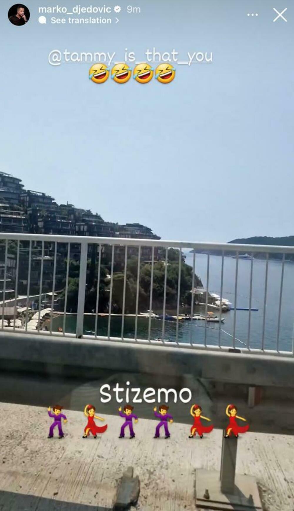 Marko je jutros stigao u Budvu, a video kako se približava obali je postavio na Instagram stori i tagovao Tamaru, koja će stajati uz njega tokom venčanja.