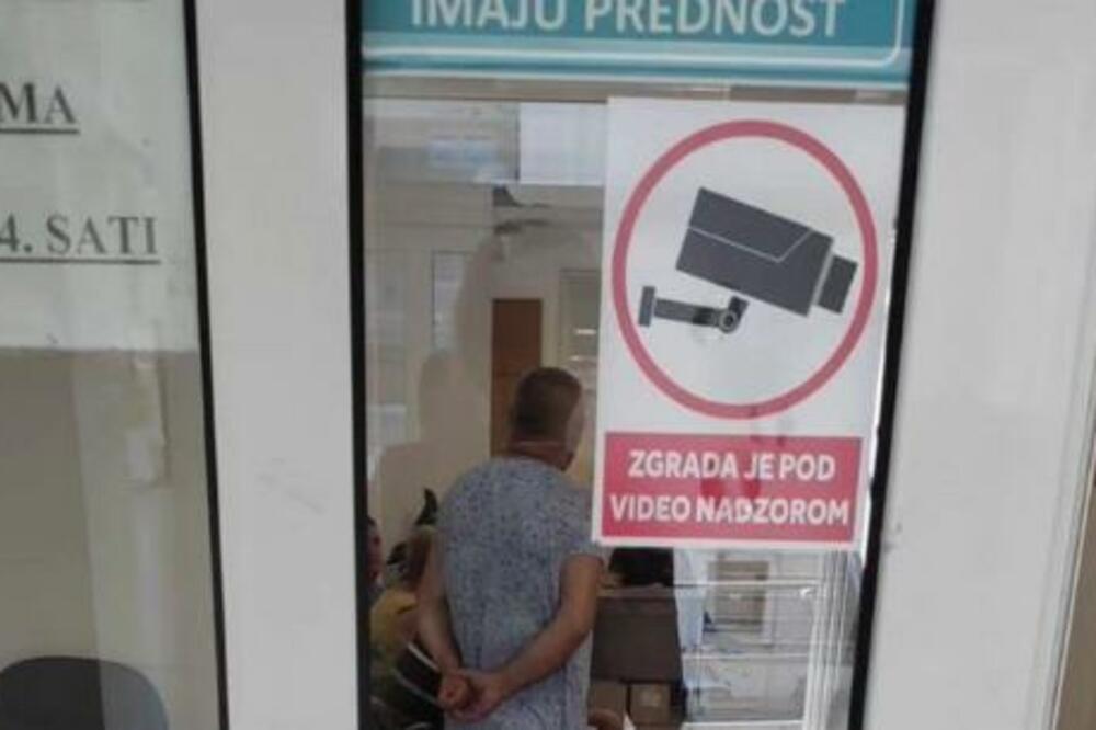 IZBACILI ČOVEKA IZ ZGRADE PIO FONDA, EVO I ZBOG ČEGA: Uredno izašao, ali se vratio u NEPREPOZNATLJIVOM IZDANJU!