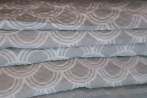 ŽENA POKAZALA KOJI JE NAJBRŽI NAČIN MENJANJA POSTELJINE: Ovo će vam biti pravo OTKRIĆE, savet ZLATA vredan