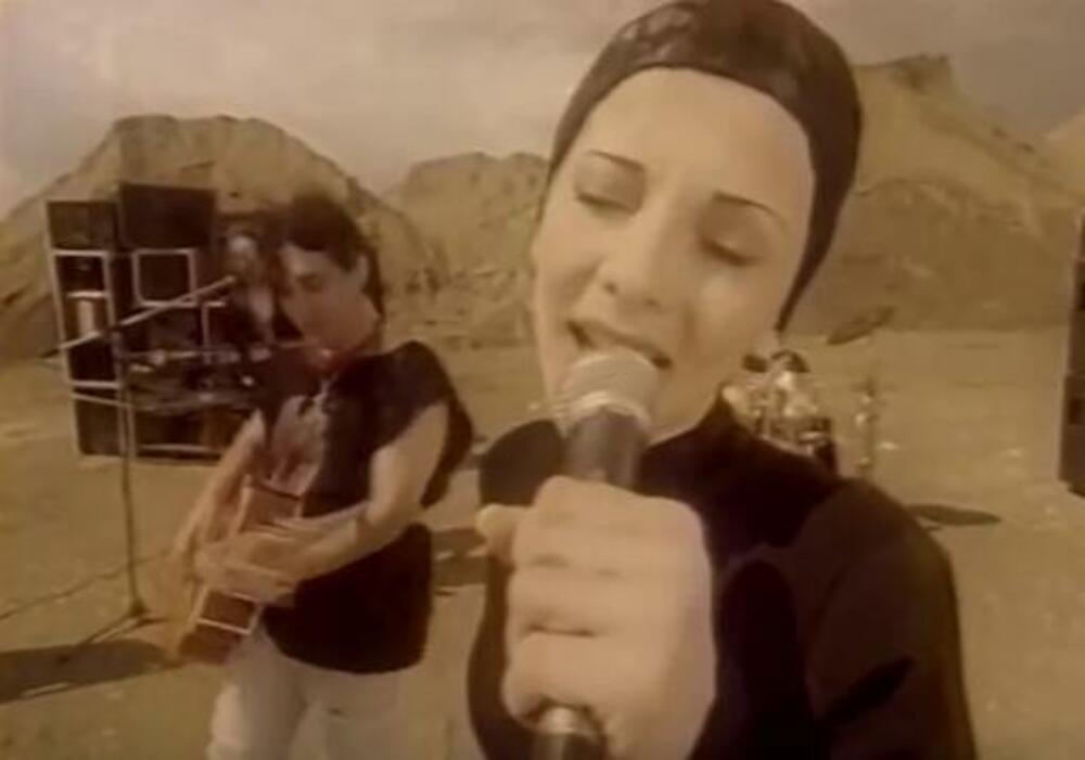 KAKO DANAS IZGLEDA PRVA PEVAČICA "NEVERNIH BEBA"? Zbog PILOTA napustila i zemlju i karijeru - sad živi ovako