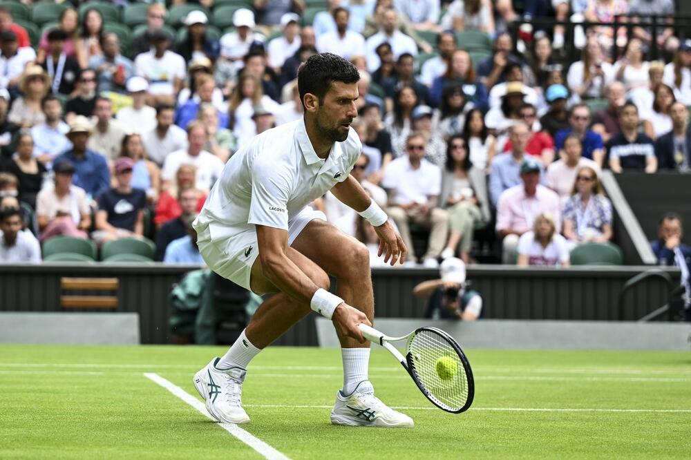 KO JE MISTERIOZNI ČOVEK U NOVAKOVOJ LOŽI? Sedi do Jelene, pomaže Đokoviću na Vimbldonu (FOTO)