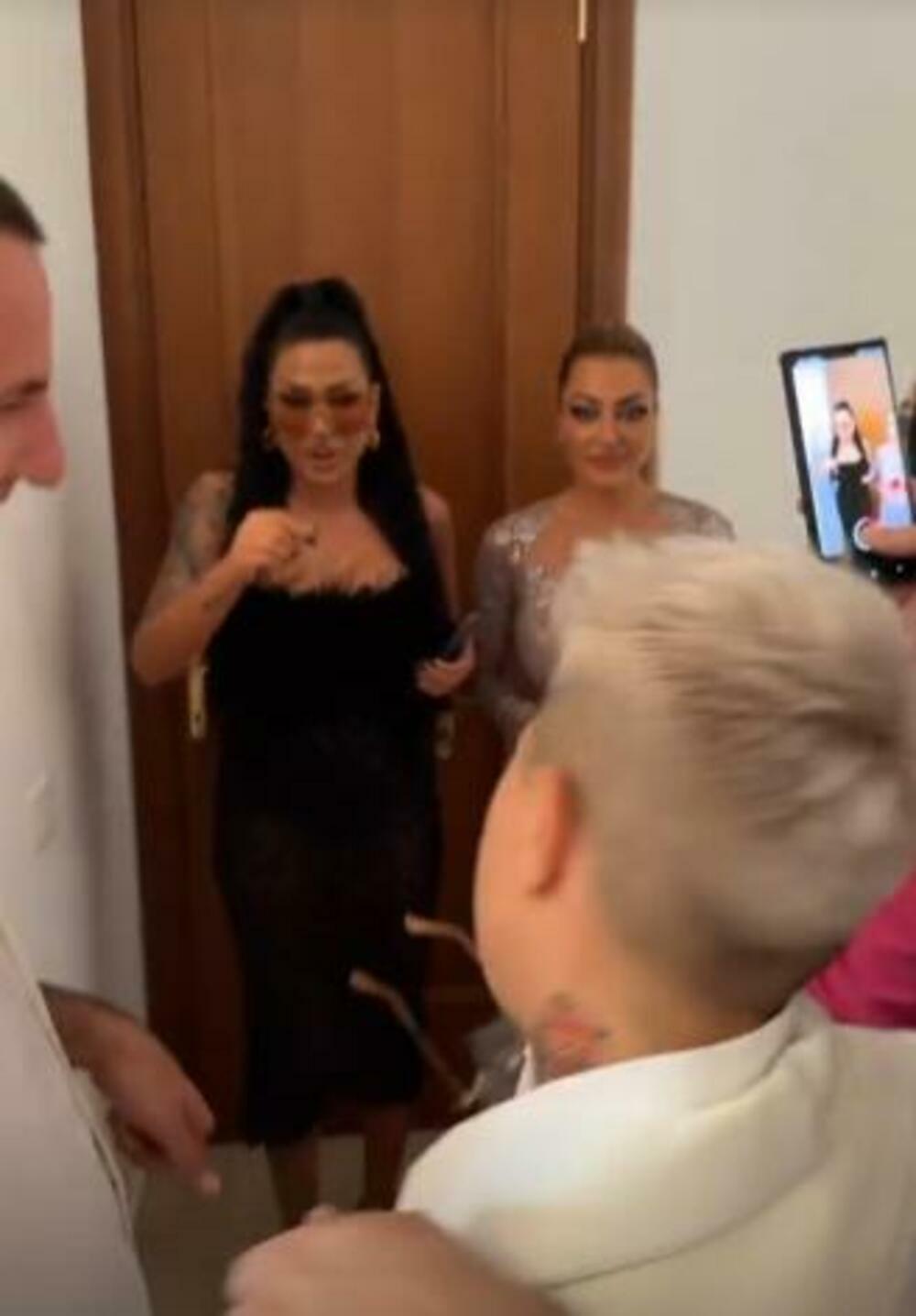 Tijana Ajfon i Sandra Rešić prodaju mladu