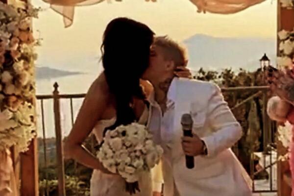 MATORA U BELOM ODELU, A ANITA KAO IZ BAJKE: Evo kako izgledaju, ovako nešto se ne viđa SVAKI DAN (VIDEO)