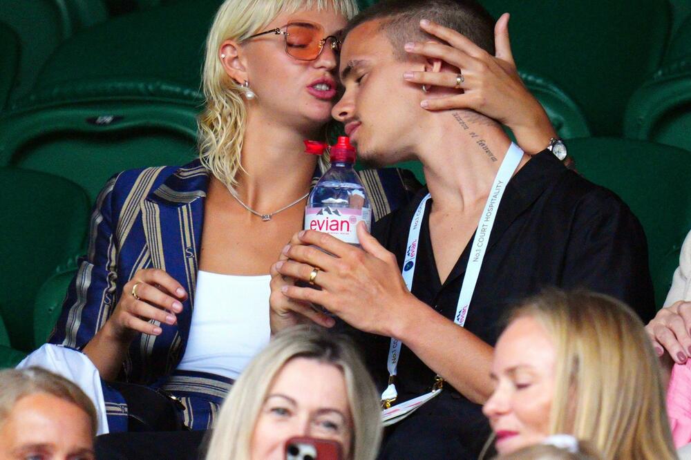 NIJE MOGAO DA OBUZDA STRASTI! Bekamov sin sa devojkom zvezda na Novakovom meču (FOTO)