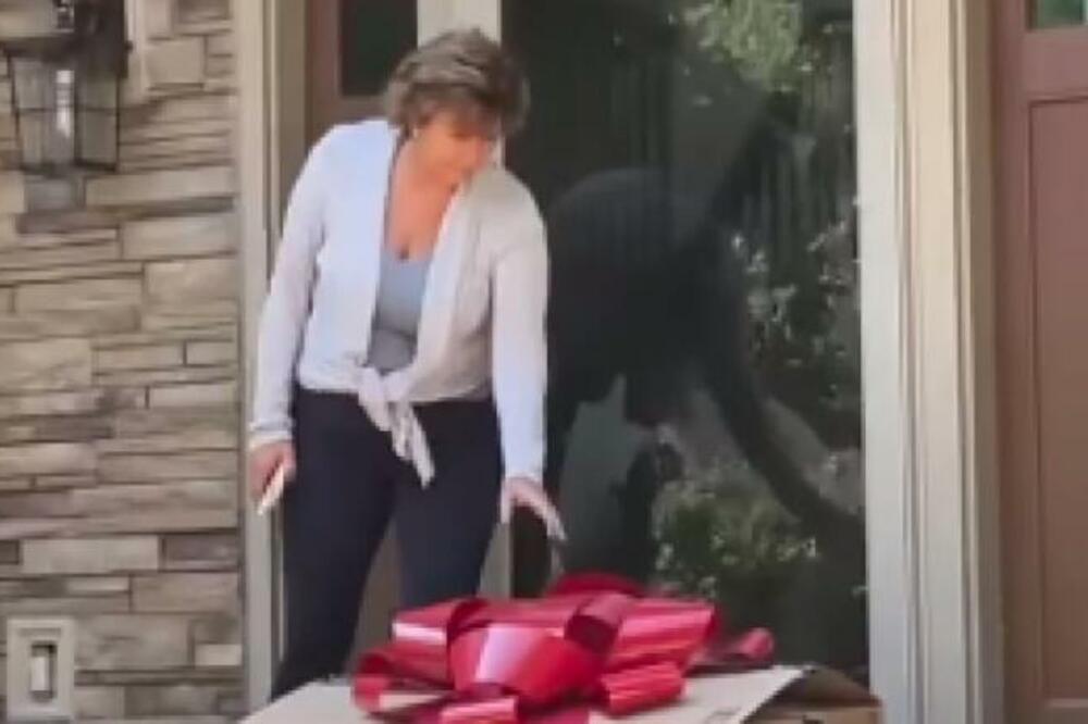 ISPRED VRATA JE ZATEKLA POKLON, A ONDA GA JE OTVORILA: Suze su same IŠLE kada je videla šta je UNUTRA (VIDEO)