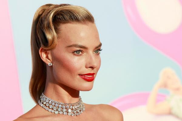 ŠOKIRAĆETE SE KADA VIDITE KAKO IZGLEDA BARBI BEZ TRUNKE ŠMINKE I FILTERA: Svi ZUMIRAJU lice, ŠTA JE OVO? (FOTO)