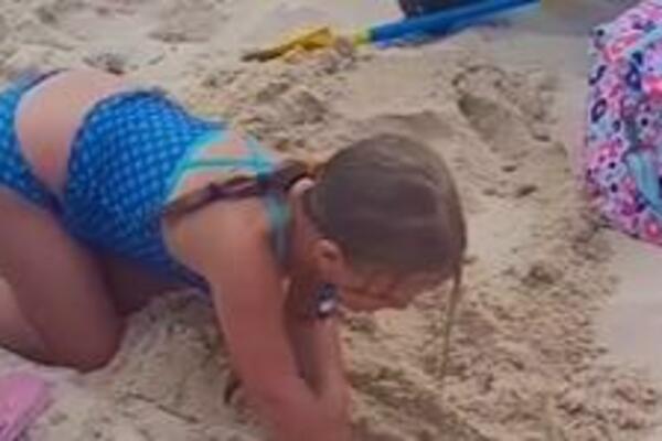 IGRALA SE U PESKU, PA PRONAŠLA KOFERČIĆ: Toliko se OBRADOVALA da je vrisnula pred SVIM LJUDIMA (VIDEO)
