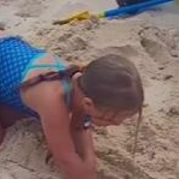 IGRALA SE U PESKU, PA PRONAŠLA KOFERČIĆ: Toliko se OBRADOVALA da je vrisnula pred SVIM LJUDIMA (VIDEO)