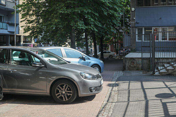 Ovo samo Srbin može da smisli! Nepropisno parkirao auto pa na vozilu ostavio šok poruku, ceo Balkan u transu (FOTO)