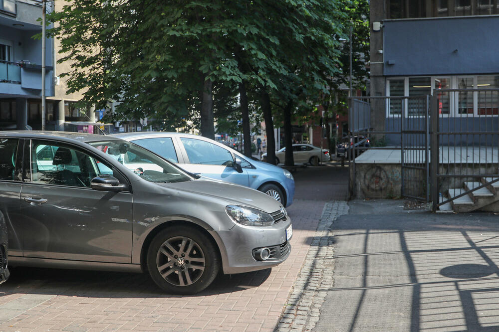 Ovo samo Srbin može da smisli! Nepropisno parkirao auto pa na vozilu ostavio šok poruku, ceo Balkan u transu (FOTO)