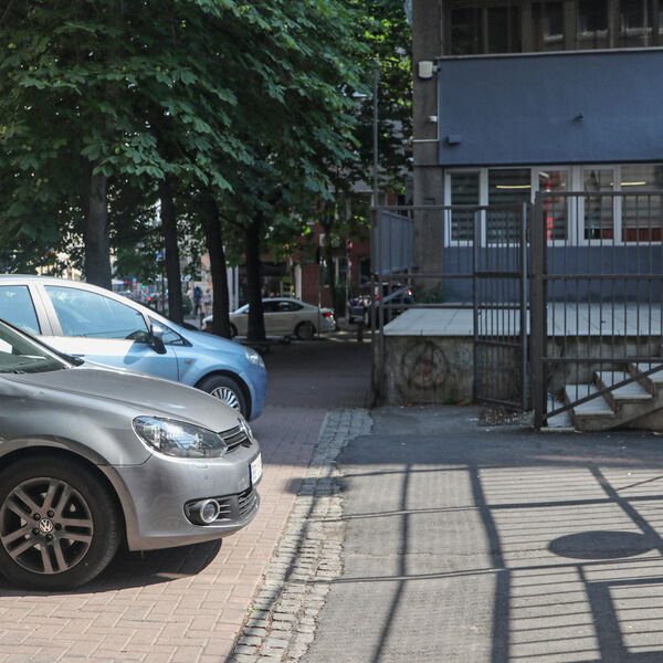 Ovo samo Srbin može da smisli! Nepropisno parkirao auto pa na vozilu ostavio šok poruku, ceo Balkan u transu (FOTO)