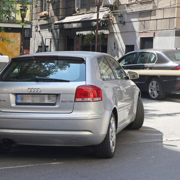 "DI STE BEOGRAĐANI, OPET VI!" Opšta frka zbog TABLICA u Pančevu, bahato parkiranje povod da "PADNE KRV"! (FOTO)