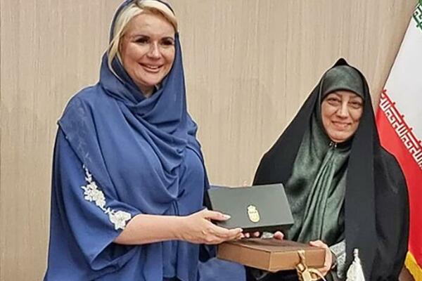 DARIJA KISIĆ U HIDŽABU: Ministarska u Iranu, stajling privukao dosta pažnje na mrežama (FOTO)