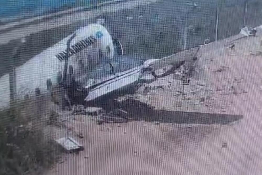 DRAMA PRI SLETANJU! Avion se ZAKUCAO u ogradu, OPASNO je oštećen! Evo da li ima POVREĐENIH (FOTO) (VIDEO)