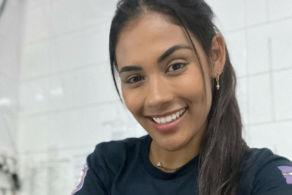 NE BISTE POGODILI ČIME SE OVA LEPOTICA BAVI: Vilice OTPADAJU zbog njenog STASA, a žene je OBOŽAVAJU zbog OVIH REČI