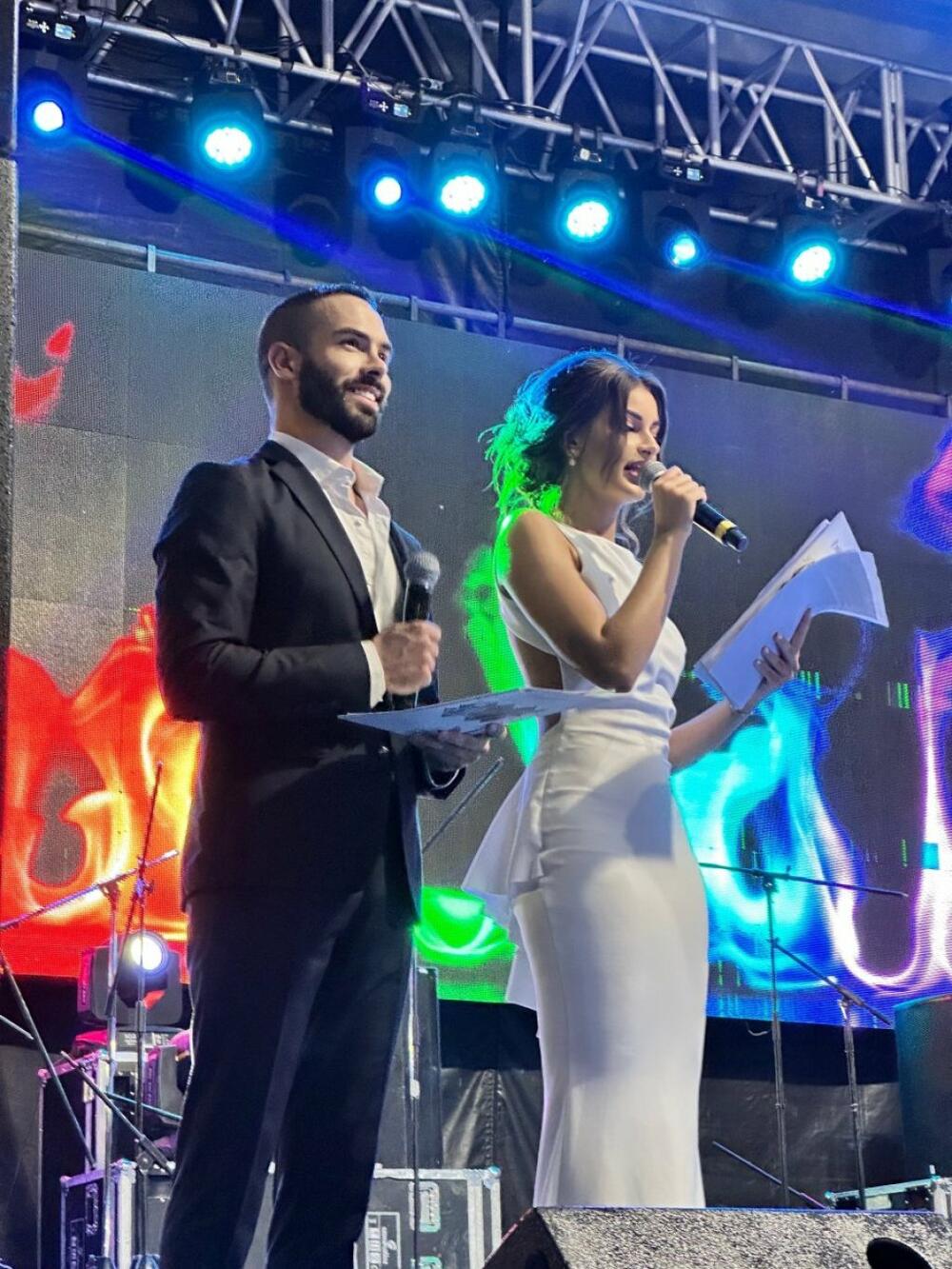 Mihajlo je na bini imao pojačanje - aktuelnu misicu, Anju Radić (21) koja se po prvi put oprobala u ulozi voditelja