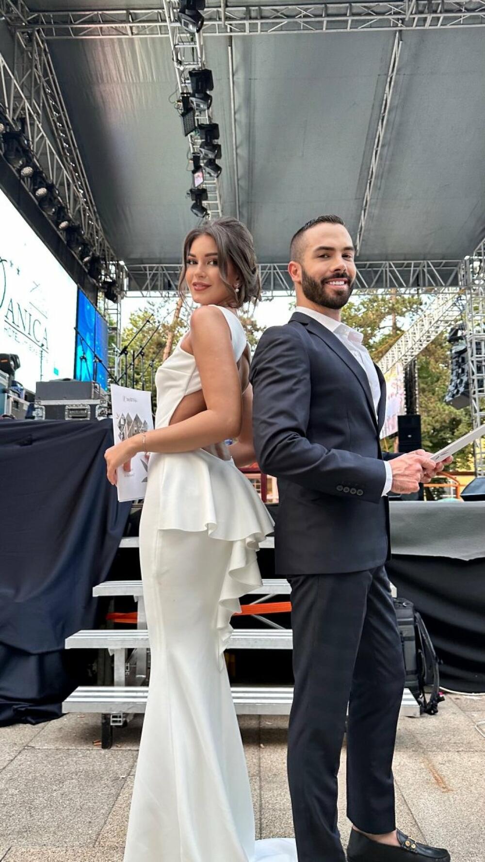 Mihajlo je na bini imao pojačanje - aktuelnu misicu, Anju Radić (21) koja se po prvi put oprobala u ulozi voditelja