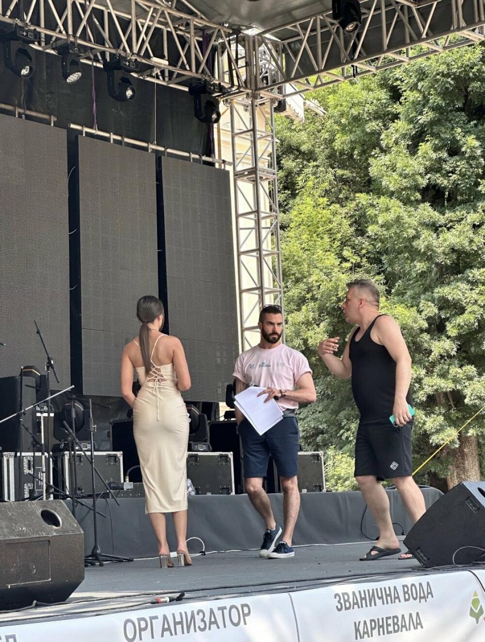 Mihajlo je na bini imao pojačanje - aktuelnu misicu, Anju Radić (21) koja se po prvi put oprobala u ulozi voditelja