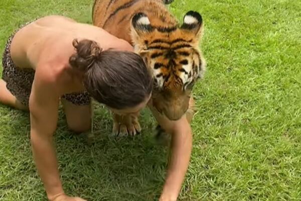 OVO JE PRAVI TARZAN! Živi sa tigrovima, VERE se po drveću, a tek KAKO PLIVA sa ZVERIMA, ljudi ODUŠEVLJENI (VIDEO)