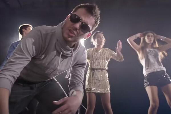 NJEGOV GLAS ZAVEO JE SVE DEVOJKE, ŽELELE GA MNOGE: Njegove pesme pevamo svi, a pojma nemate kako se zapravo ZOVE