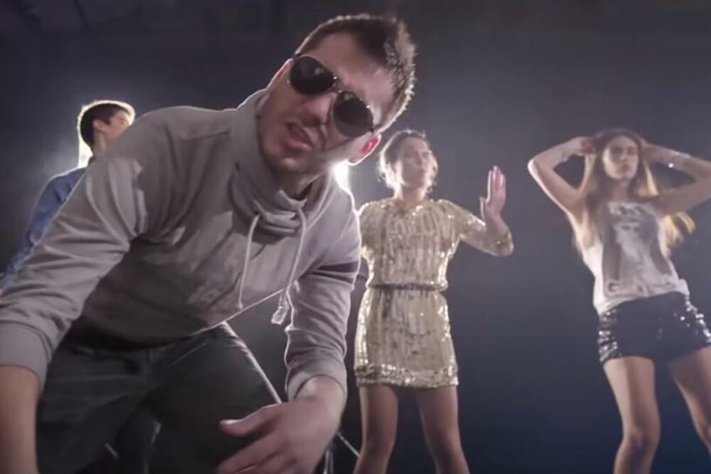 NJEGOV GLAS ZAVEO JE SVE DEVOJKE, ŽELELE GA MNOGE: Njegove pesme pevamo svi, a pojma nemate kako se zapravo ZOVE