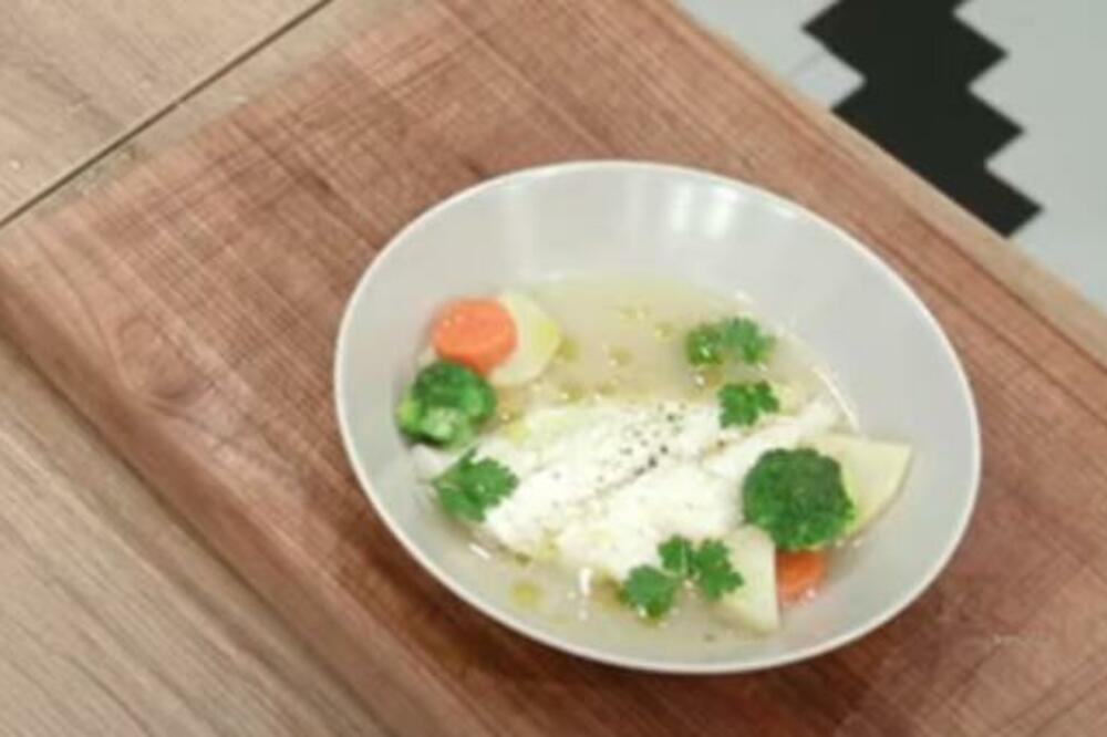 NARUČIO RIBU U RESTORANU, PA MU ZAMALO NIJE STALO SRCE: Nije očekivao OVO, ispod salate je bilo nešto JEZIVO(VIDEO)