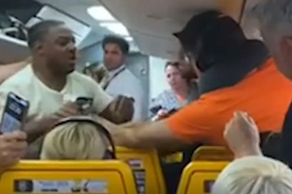 ŽESTOKA MAKLJAŽA U AVIONU: Britanac i Amer se UHVATILI za GUŠE,sevaju pesnice,puca glava! Šta mislite,ko je pobedio