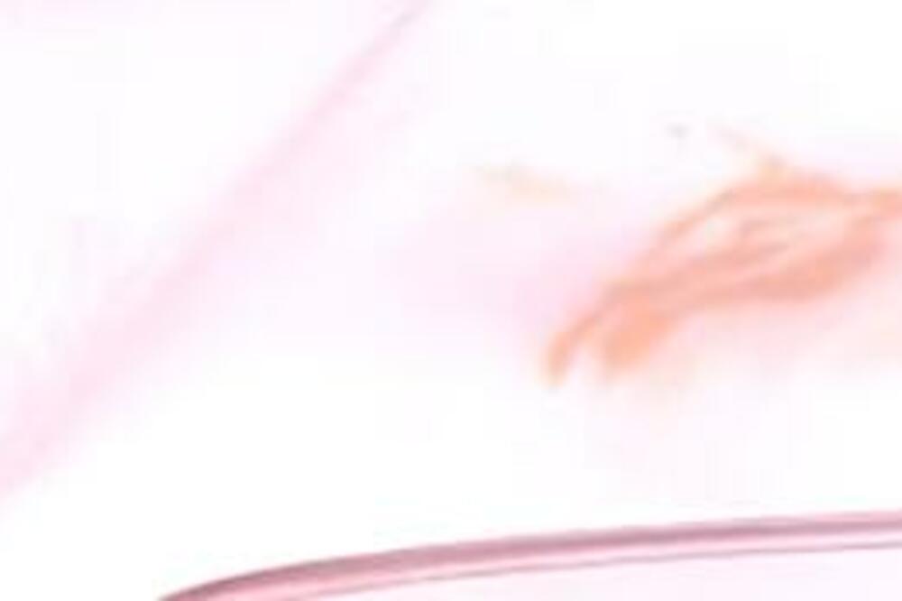 JEDINO OVAKO ĆETE SKINUTI TEČNI PUDER SA ODEĆE: Fleke NESTAJU kao da ih NIKAD NIJE NI BILO