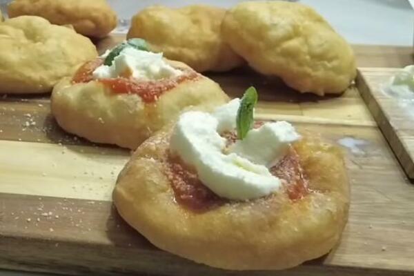 MINI PICE UŠTIPCI KAO PORUČENE ZA DORUČAK: Testo VAZDUŠASTO, a SOČNI nadev se CEDI iz usta (RECEPT)