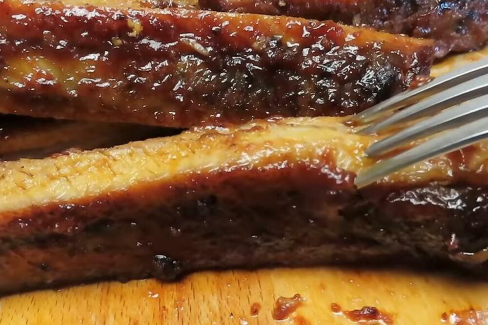 "3-2-1" METOD ZA NAJMEKŠA SVINJSKA REBARCA IZ RERNE PO RECEPTU POZNATOG KUVARA: Uh, meso se SAMO RASPADA