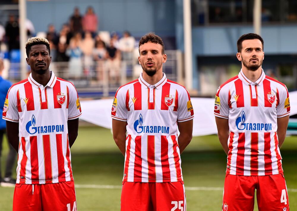 Piter Olajinka na utakmici Fenerbahčea i Crvene zvezde sa Strahinjom Erakovićem i Mirkom Ivanićem