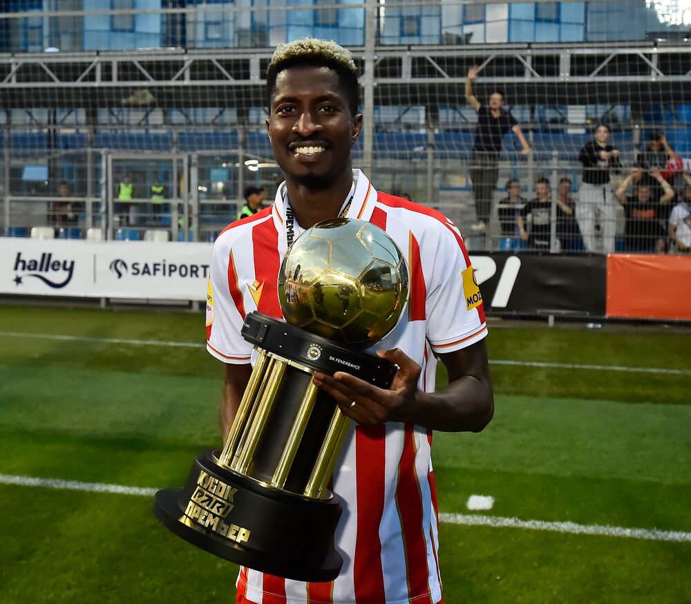 Piter Olajinka sa trofejem pripremnog kupa u Sankt Petersburgu