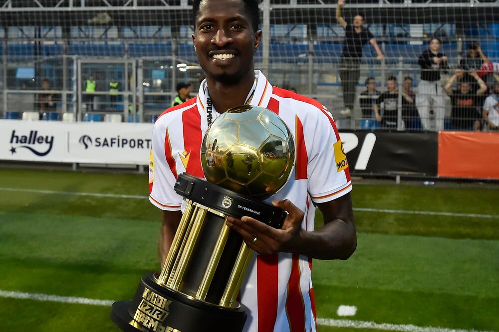 "OČEKUJEM JOŠ MNOGO TROFEJA!" Olajinka sija od sreće (FOTO)