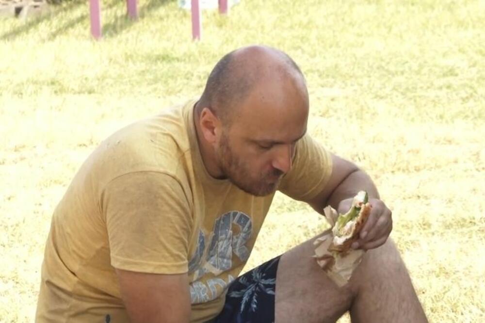 VAŠARDŽIJA NENAD OTKRIO KAKO IZGLEDA NJEGOV ŽIVOT: Doručkuje pod vedrim nebom i spava u KAMP PRIKOLICI! (FOTO)