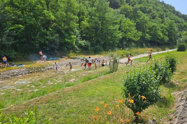 DEČIJI HEROJ IZ PRIJEPOLJA NAPRAVIO JEDINO KUPALIŠTE: Odluku doneo preko noći pa ušao u korito MILEŠEVKE! (FOTO)
