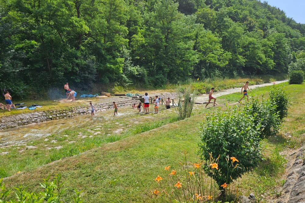 DEČIJI HEROJ IZ PRIJEPOLJA NAPRAVIO JEDINO KUPALIŠTE: Odluku doneo preko noći pa ušao u korito MILEŠEVKE! (FOTO)