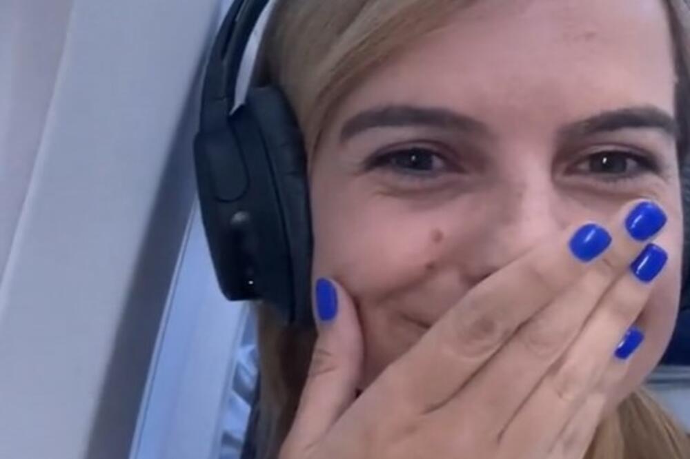 DEVOJKA SE NABACIVALA MOMKU U AVIONU, NAPRAVILA PRVI KORAK: Njegova reakcija je urnebesna, pogledajte (VIDEO)