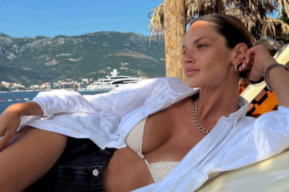 NAŠA MANEKENKA U BIKINIJU MAMI NA GREH: U prvi plan ISTAKLA BUJNE GRUDI, ludilo mozga KOLIKO DOBRO IZGLEDA