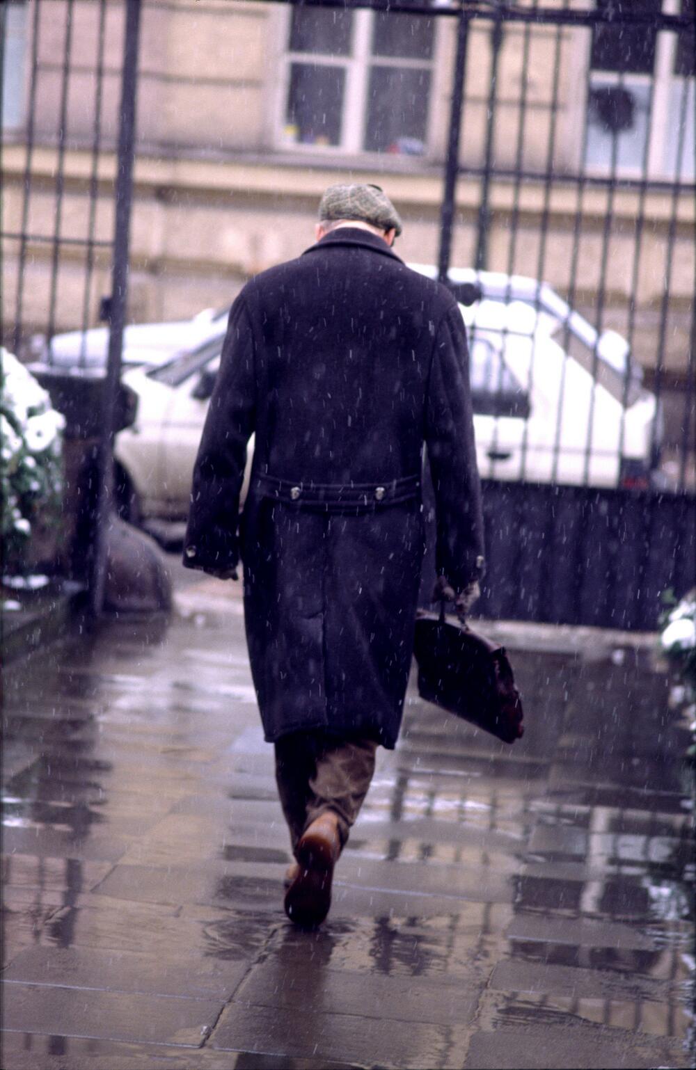 Stari čovek sa akten tašnom / ilustracija