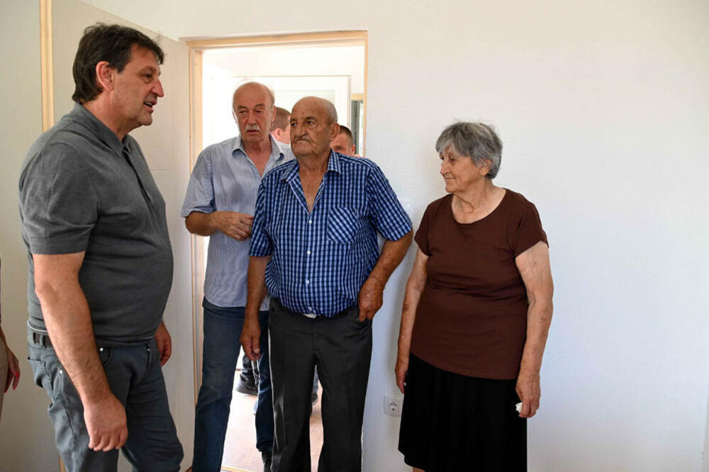 "SOLIDARNOST I HUMANOST NAS POVEZUJU": Stankovićima je izgorela kuća, A SADA PONOVO IMAJU KROV NAD GLAVOM! (FOTO)