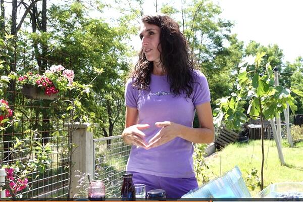 LJILJI MUŽ DAO SADNICE, A ONA NAPRAVILA UNOSAN BIZNIS: Sada se bavi proizvodnjom PLAVOG ZLATA! (FOTO)