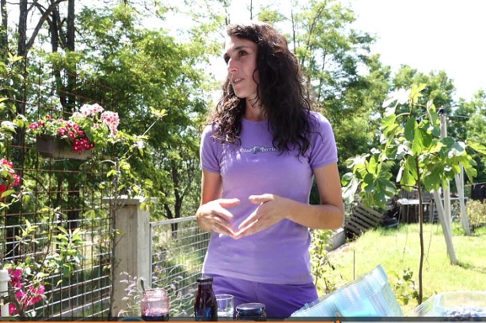 LJILJI MUŽ DAO SADNICE, A ONA NAPRAVILA UNOSAN BIZNIS: Sada se bavi proizvodnjom PLAVOG ZLATA! (FOTO)