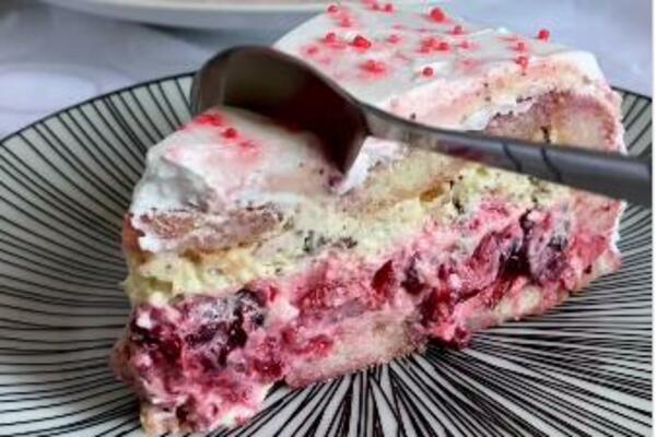 NAJKREMASTIJA LETNJA TORTA SA VOĆEM I PIŠKOTAMA: Bez pečenja, pravi se OČAS POSLA, a svaki ZALOGAJ se TOPI u ustima