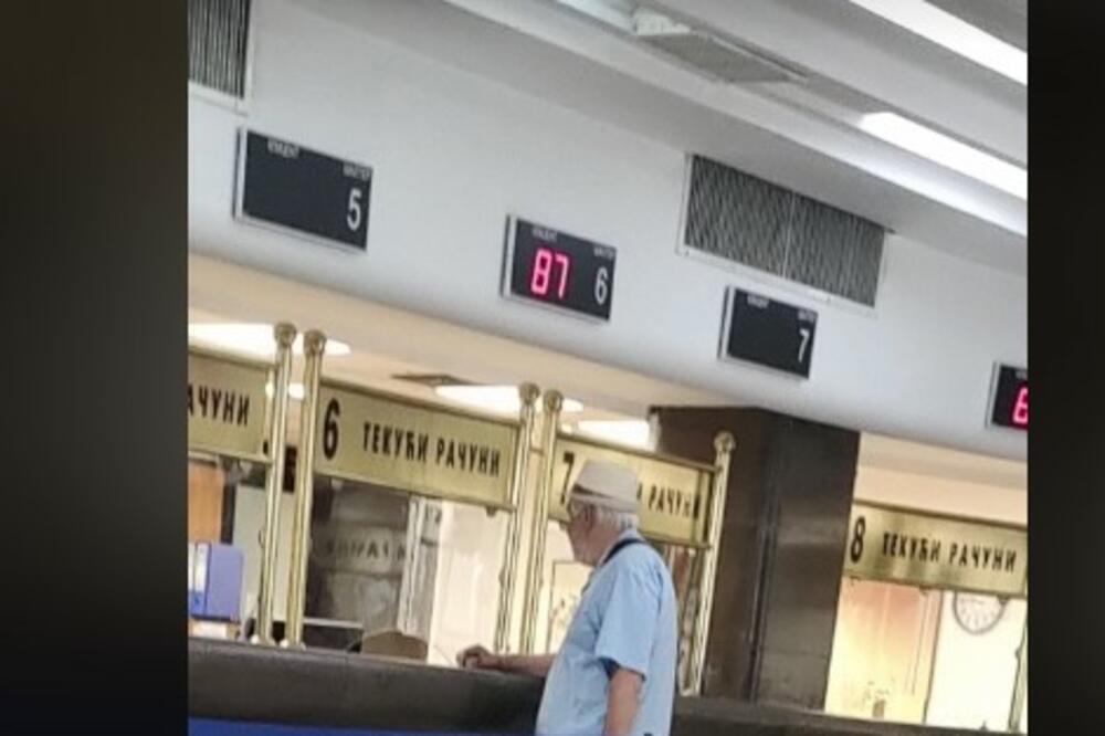 "ZA OVOG ČIKICU NEMA PAUZE NA ŠALTERIMA": Deda iz Srbije u BANKU ušao držeći NEOBIČAN PREDMET u RUCI! (FOTO)