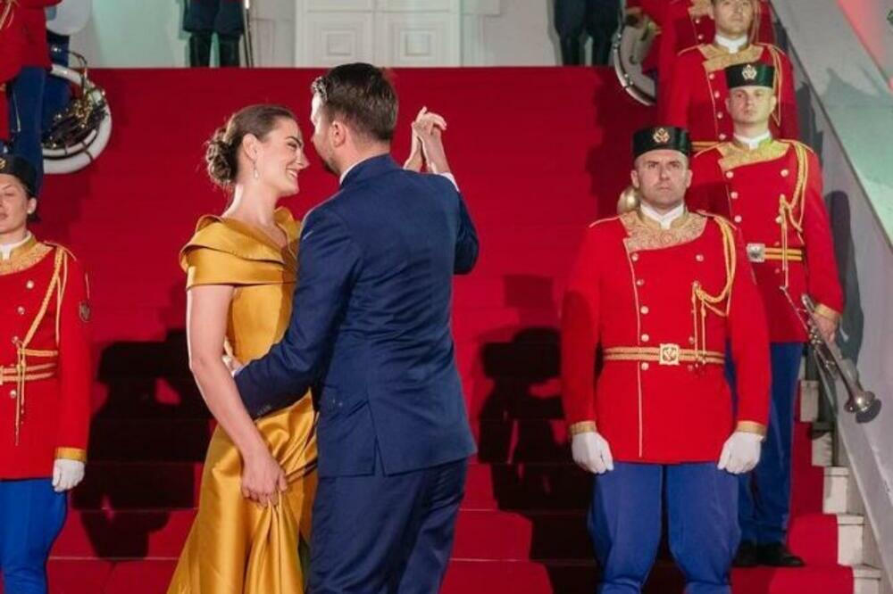 SCENE KAO SA KRALJEVSKOG DVORA, MILATOVIĆ ZAPLESAO SA ZANOSNOM MILENOM: Crna Gora lepšu PRVU DAMU NIJE IMALA (FOTO)