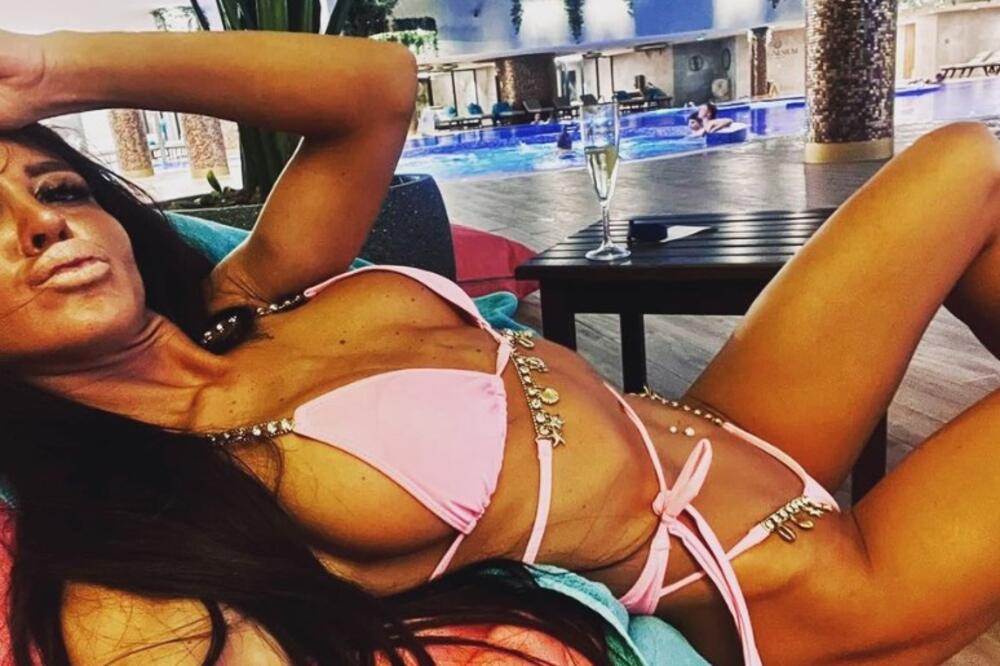 Baš vulgarno? Crnka pokazala bujno poprsje, pa spustila kameru još niže: Sve ispalo, nije marila za svoju intimu