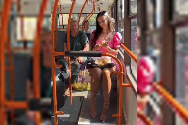 TOP SREĐENA I NA ŠTIKLAMA LJUŠTI KROMPIR U GRADSKOM PREVOZU: Putnici je posmatrali u ŠOKU, šta je SLEDEĆE?! (VIDEO)