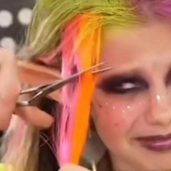 IMALA JE ŠARENU KOSU I VILENJAČKE UŠI, SVI SU JOJ SE SMEJALI: Kada je sve skinula, ljudi su zinuli od šoka (VIDEO)