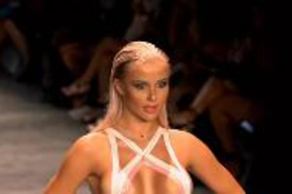 SKANDALOZNA REVIJA - MANEKENKE SE PROŠETALE SKORO GOLE PO PISTI: Vidi im se i šta treba i šta ne treba (FOTO/VIDEO)